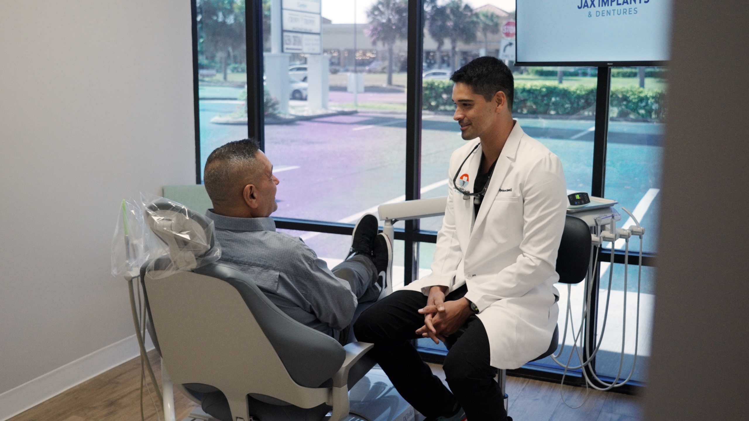 Read more about the article <strong>7 Frequently Asked Questions About Dental Implants</strong>
