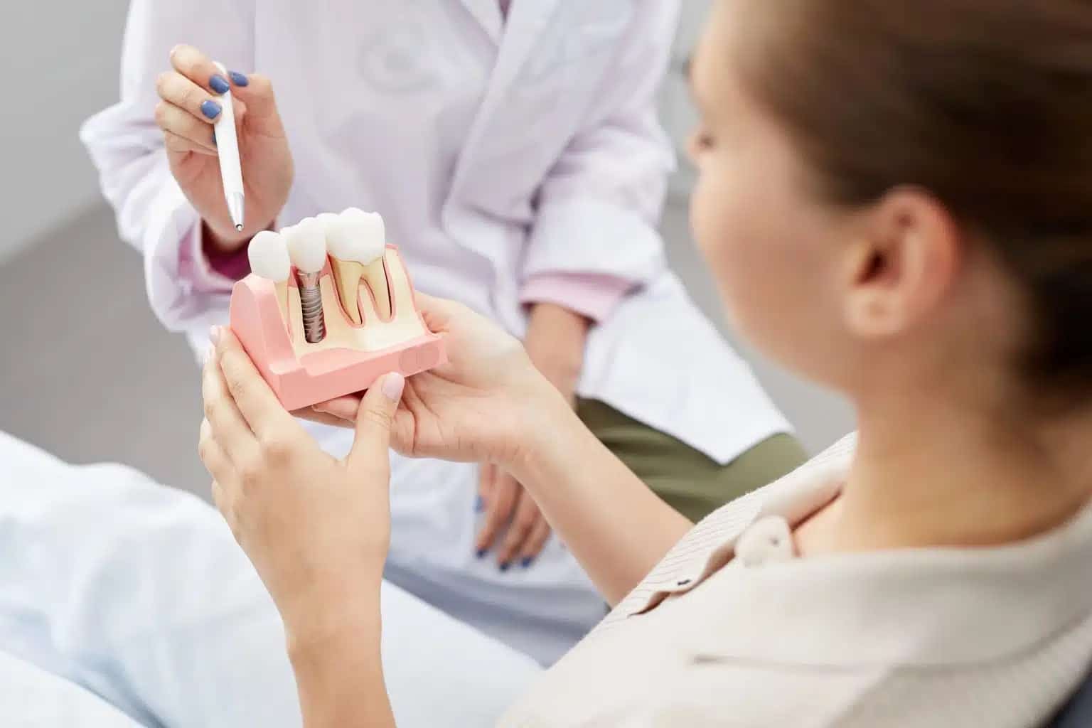 Read more about the article How to Choose the Right Type of Dental Implant for Your Needs 